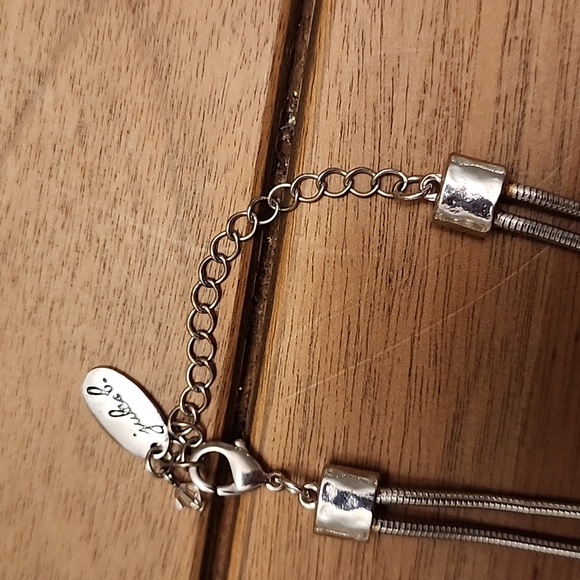 Silver colored necklace w 5 circles - Picture 3 of 7